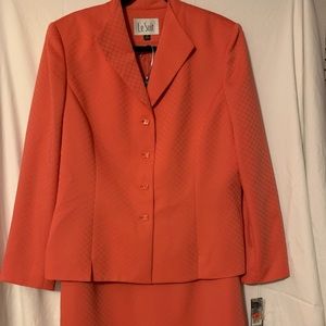 New Women’s salmon 2 piece suit size 16
